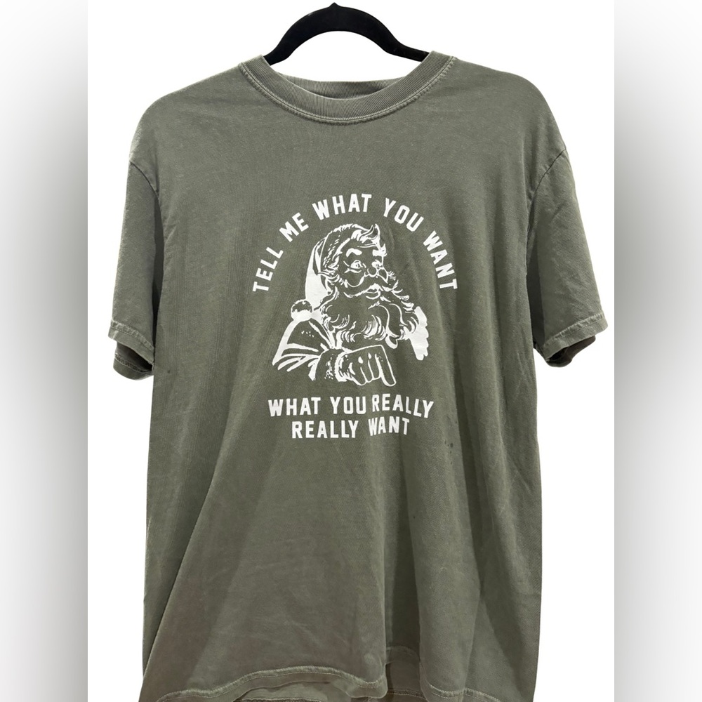 🎄 Comfort Colors “Tell Me What You Want” Santa Graphic Tee – Size M 🎄